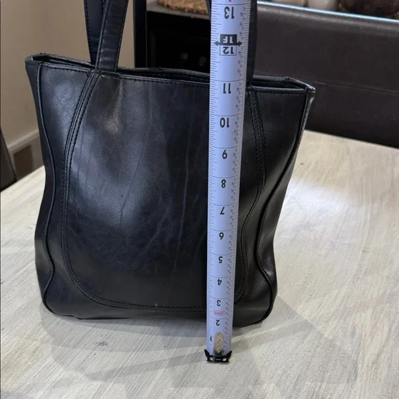 Sleek Black Leather Shoulder Bag - Picture 3 of 5